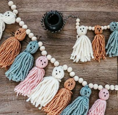 Halloween Decor Diy Indoor, Neutral Garland, Ghost Garland, Cute Halloween Decorations, Ghost Diy, Kid Friendly Halloween, Diy Halloween Decor, Halloween Garland, Halloween Crafts Decorations