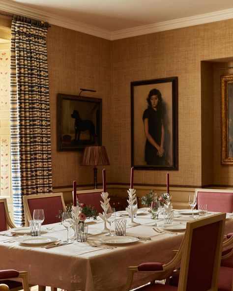 Isabella Worsley | Dining room with raffia walling, dragged woodwork and some finishing touches by @tessnewallstudio 🎨 @helencathcart | Instagram Isabella Worsley, Georgian Country House, Country Interior, Georgian Homes, Residential Design, May 17, Interior Design Studio, Building Materials, Dining Rooms