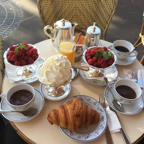 Breakfast Croissants, Luxury Food, Cups Of Coffee, Fruit Food, Think Food, Dessert Bar, Blair Waldorf, Breakfast Foods, Cafe Food