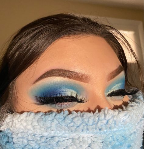 Blue Cutcrease Eyemakeup, Blue Glam Eyeshadow, Light Blue Make Up Looks, Blue Prom Eyeshadow, Baby Shower Makeup Ideas Blue, Quinceñera Makeup, Baby Blue Makeup Looks, Baddie Business, Prom Eyeshadow