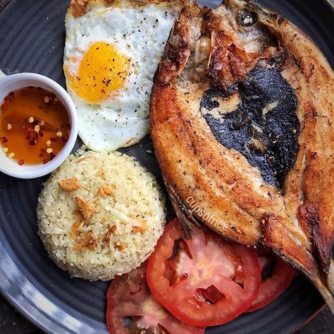 I’m back from a nice vacation! So here’s my first post for this month of March! Low carb Bangsilog! (Milkfish) I used cauliflower rice to make it low carb 👍🏼 Breakfast Filipino, Longanisa Recipe, Pinoy Breakfast, Silog Meals, Adobong Pusit, Phillipino Food, Cassava Recipe, Tapsilog, Culinary Lessons