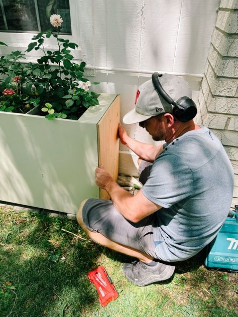 DIY filing cabinet planter box. Will the metal rust? Ideas for how to upcycle old file caibnets into a raised garden for flowers or a grow box. This repurposed makeover is a great way to reuse something old Drawer Planter Boxes Diy, File Cabinet Flower Planter, Filing Cabinet Planter, File Cabinet Planter, Diy Filing Cabinet, Beach House Patio, 2 Drawer File Cabinet, Budget Party, Grow Boxes