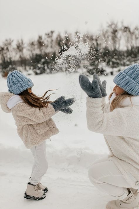 Kids Winter Photoshoot, Winter Photoshoot Ideas Family, Family Photos Snow, Family Winter Photoshoot, Snow Family Pictures, Manali Photography, Winter Family Photoshoot, Winter Family Photography, New Year Photoshoot