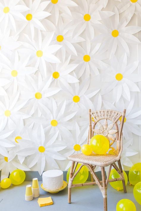 backdrop_15 Daisy Backdrop, Kerajinan Diy, Diy Photo Backdrop, Daisy Party, Summer Fest, Backdrop Diy, Yellow Party, Paper Daisy, Diy Papier