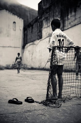 Dit is een kindje op de straat aan een goal. Ik heb deze gekozen omdat Ronaldo vroeger ook altijd op de straat was te vinden omdat hij aan het voetballen was met zijn vrienden. Soccer Photoshoot, Street Football, Street Soccer, Soccer Photography, Stuff Animals, Soccer Inspiration, Soccer Life, Football Love, Football Is Life