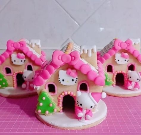 Hello Kitty Restaurant, Hello Kitty Gingerbread, Gingerbread House Parties, Clay Christmas Decorations, Gingerbread House Designs, Hello Kitty House, Kawaii Christmas, Hello Kit, Christmas Gingerbread House