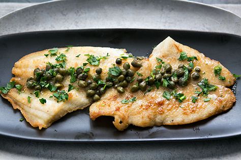 Sole Piccata is a great way to enjoy more fish with tons of flavor.  (use white whole wheat flour to dredge) Sole Piccata Recipe, Italian Fish Recipes, Kale Kale, Piccata Sauce, Sole Fish, Piccata Recipe, Fish Recipes Healthy, Fish Dinner, Pinot Grigio