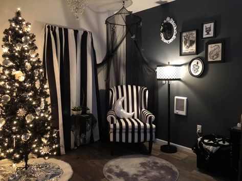 Modern Goth Home, Beetlejuice Room, Goth Living Room, Home Haunted House, Edgy Bedroom, Haunted House Decor, Goth Bedroom, Gothic Room, Dark Home Decor