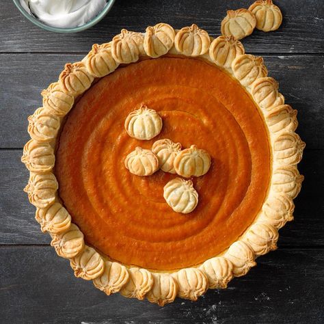 Pie Crust Designs, Pie Decoration, Fall Pies, Traditional Pumpkin, Holiday Pies, Overnight Oat, Pumpkin Pie Recipe, Potato Pie, Pumpkin Pie Recipes