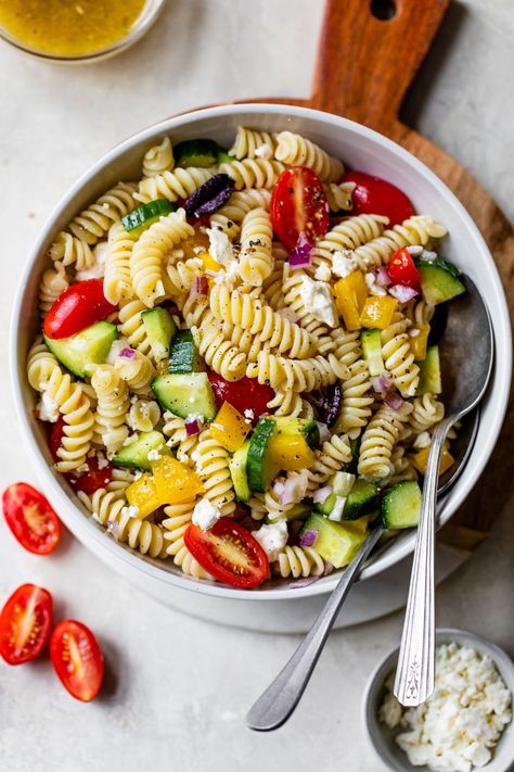 Greek Pasta Salad Easy Cold Pasta Salad Recipes, Easy Cold Pasta, Healthy Bbq Side Dishes, Easy Cold Pasta Salad, Cottage Recipes, Healthy Bbq, Greek Pasta Salad Recipe, Barbecue Sides, Greek Pasta Salad