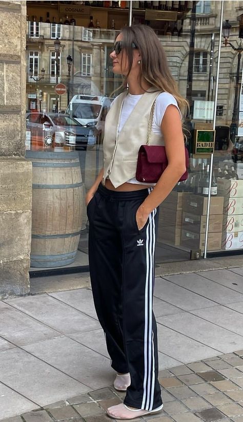 Adidas Track Pants Outfit, Adidas Street Style, Adidas Pants Outfit, Sporty Chic Outfits, Looks Adidas, Track Pants Outfit, Adidas Hose, Sporty Pants, Look Adidas