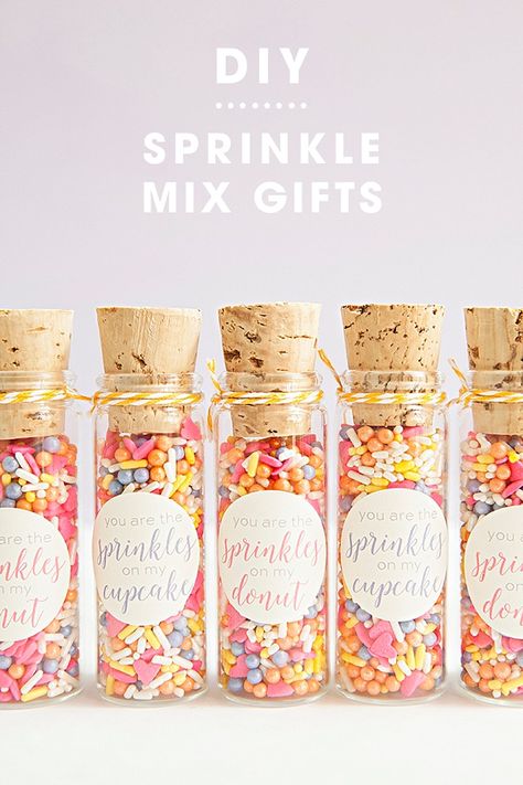 DIY custom sprinkle mix favors! Sprinkle Party Favors, Baby Sprinkle Favors, Baby Boy Sprinkle, Baby Shower Favours For Guests, Diy Sprinkles, Sprinkle Shower, Donut Birthday Parties, Sprinkle Party, Ice Cream Birthday Party