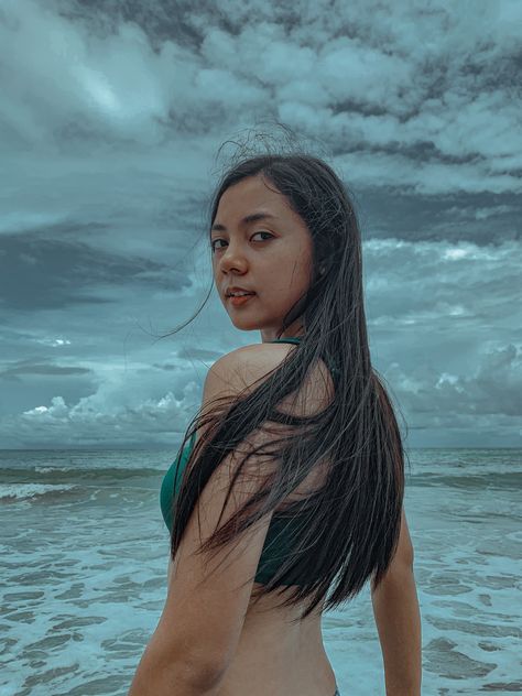 Cloudy Beach Photoshoot, Rainy Beach Photoshoot, Cloudy Day Photoshoot, Cloudy Photoshoot, Overcast Beach, Beach Instagram Pictures, Beach Inspo, Beach Pic, Bad Photos