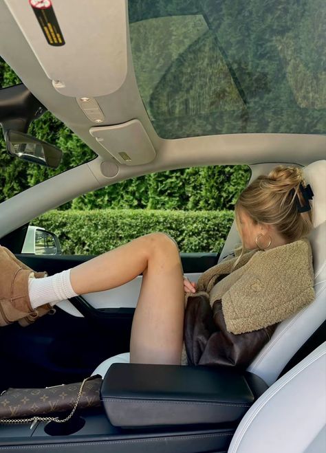 Girl in a car sunmer fall autumn winter spring louis vuitton uggs range rover outfits fits fit outfit Range Rover Girl Aesthetic, Range Rover Mum, Range Rover Girl, Range Rover Mom Aesthetic, Range Rover Mom, Hot Pilates, Mom Aesthetic, Picture Picture, Dream Family