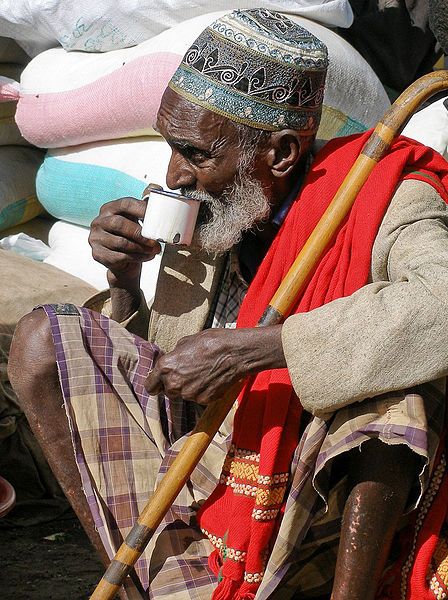 Somali man wearing a macawiis sarong. Somali Clothing, Horn Of Africa, African People, Out Of Africa, Africa Fashion, People Of The World, Ivory Coast, East Africa, Old Men