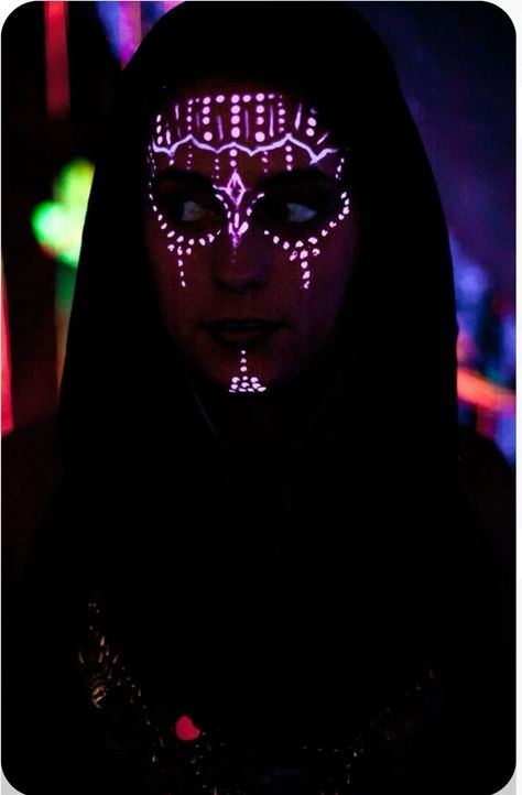 Uv Makeup Ideas, Neon Face Paint Ideas, Glow Face Paint, Black Light Makeup, Uv Face Paint, Neon Face Paint, Uv Makeup, Halloween Costumes 2022, Glow In Dark Party