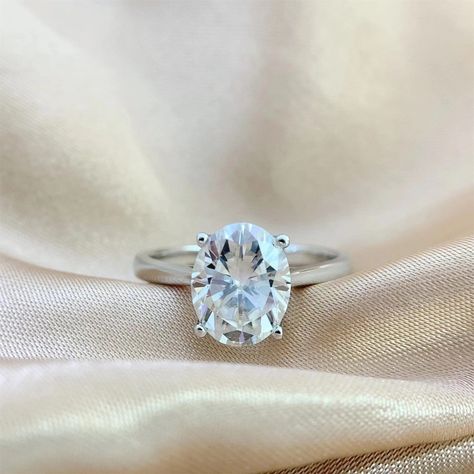 Lab Created Diamond Rings, Oval Moissanite Ring, Elegante Y Chic, Moissanite Engagement Ring Oval, Moissanite Diamond Rings, Jewelry Wedding Rings, Band Jewelry, Men's Jewelry Rings, Jewelry Wedding