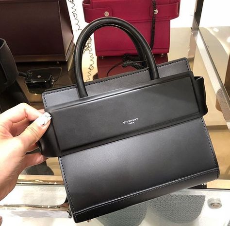 Givenchy Horizon black bag Givenchy Horizon Bag, Designer Work Bag, Bag Wishlist, Givenchy Bags, Bday Gift, Givenchy Bag, Womens Handbags, Fall Clothing, Classic Handbags