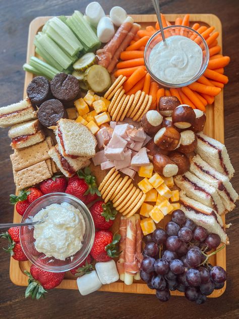 Dinner Ideas For Group, Charcuterie Board For Lunch, Charcuterie Board Mini Sandwiches, Charcuterie Board With Sandwiches, Charcuterie Boards For Kids, Charcuterie Board Kids Party, Charcuterie Board Savory, Charcuterie Board Lunch, Kid Friendly Charcuterie Board