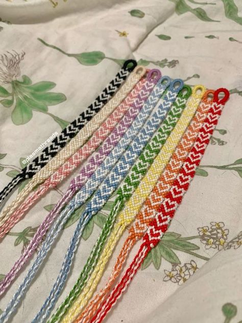 Cheap Handmade White Friendship Bracelets, Alpha Patterns Bracelet, Sting Bracelets, Παπούτσια Nike Free, قلادات متدلية, Beachy Bracelets, String Bracelet Patterns, Diy Friendship Bracelets Tutorial, Friendship Bracelet Patterns Easy