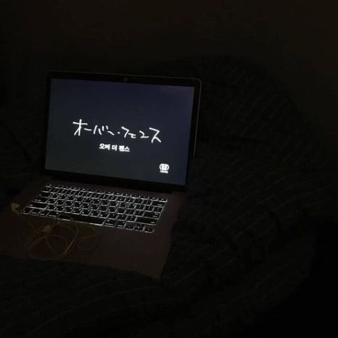 Laptop Aesthetic, Dark Feeds, Dark Paradise, Aesthetic Japan, Night Vibes, Intp, Aesthetic Themes, Night Aesthetic, Foto Inspiration