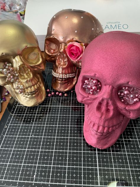 Halloween Decor Decorated Skulls Halloween, Glitter Skull, Halloween Skulls Diy, Painted Skulls Halloween, Resin Skulls, Decorative Skulls, Resin Skull Ideas, Decorated Skulls, Painted Skulls