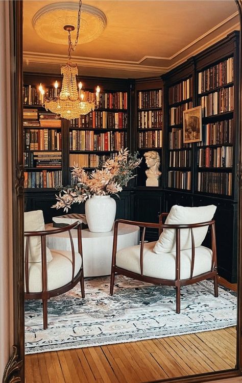 Vintage Room Ideas, Casa Country, Home Library Design, Home Libraries, Vintage Room, House Inspo, Dream Home Design, 인테리어 디자인, House Inspiration