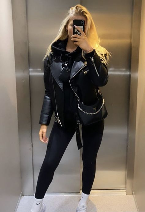 Leather Jacket With Leggings Outfit, Leather Jacket Outfit Ideas For Women, Leather Jacket Leggings Outfit, Winter Saturday Night Outfit, Casual Outfits With Leather Jacket, Jeans And Chucks Outfit, Black Flared Pants Outfit Winter, Outfit Legging Noir, Cinema Date Outfit Casual