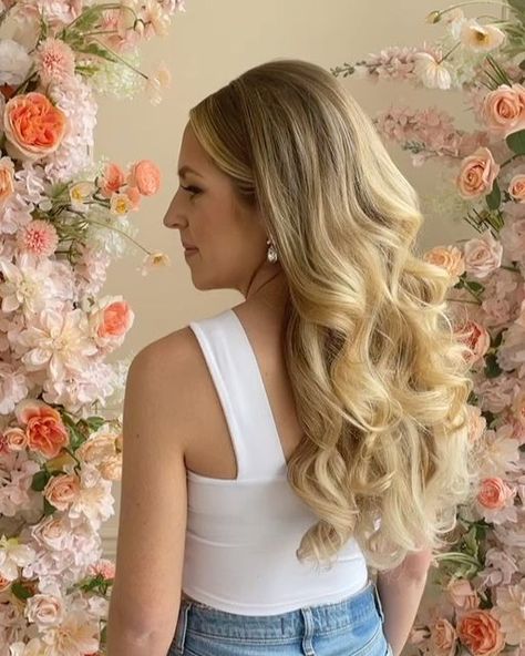 South Jersey & PA bridal hair stylist on Instagram: "When she has her makeup preview with @makeupbycarlyg the same day as her hair preview 🤌🏼💋 ⠀⠀⠀⠀⠀⠀⠀⠀⠀ We used 2 packs of my @bellamihair hair extension volumizer sets to get extra body that’s needed for this style. ⠀⠀⠀⠀⠀⠀⠀⠀⠀ BRIDES: your haircut is important for this Kim K wedding hairstyle - layers give added bounce for your soft curls. ⠀⠀⠀⠀⠀⠀⠀⠀⠀ STYLISTS: if your bride is someone who touches their hair a lot but still wants to wear it down Bridal Hair With Bump, Wedding Hair Bouncy Curls, Bouncy Blow Dry Wedding Hair, Voluminous Wedding Hair, Kim K Wedding, Bridal Waves, Bride Updo, Hair Tuck, Matric Dance