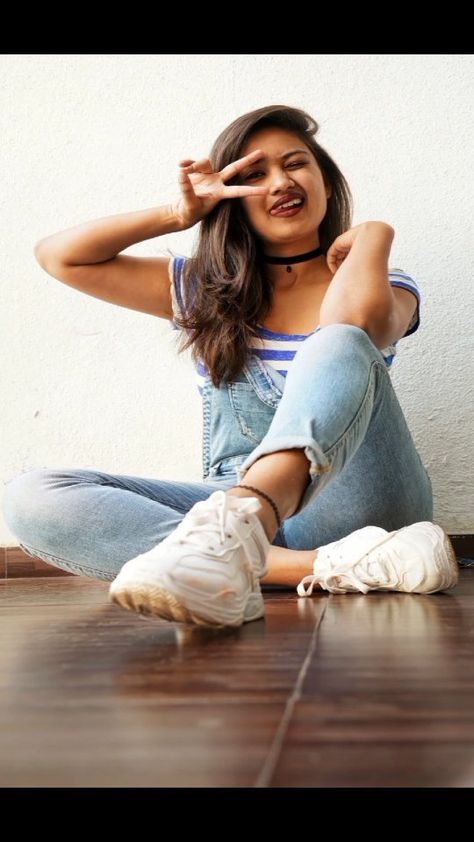 190.5k Likes, 61 Comments - Vaishnavi Naik (@beingnavi90) on Instagram: “Simple & stylish poses you can try & post on ur Insta��❤️ Hope you like it😇 . #howtopose #pictip…” Jeans Top Photoshoot Poses, Photoshoot Poses At Home, Stylish Poses, Top Photoshoot, Poses At Home, Stylish Tops For Girls, Selfie Photography, Pictures Poses, Stylish Photo Pose