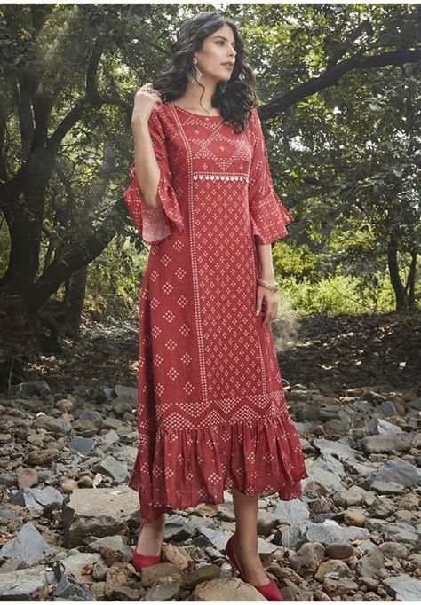 Indian Print Dress, Printed Kurti Designs, Cotton Dress Pattern, Cotton Gowns, Long Kurti Designs, Style Guru, Long Dress Design, Ladies Wear, Kurta Neck Design