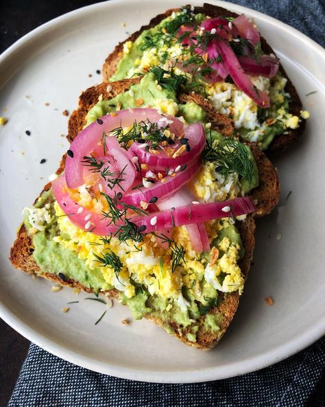 Egg Avocado Toast, Healthy Desayunos, Egg Avocado, Hard Boiled Egg, Pasti Sani, Pickled Red Onions, Pickled Onions, Red Onions, Boiled Egg