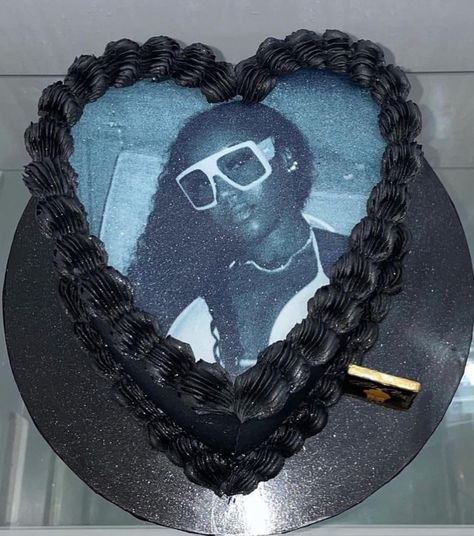 Black Heart Cake, Heart Shaped Birthday Cake, Drake's Birthday, Vintage Heart Cake, 16th Birthday Outfit, 17th Birthday Ideas, Birthday Cake Pictures, Birthday Goals, Cute Birthday Pictures