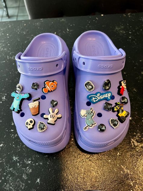 Crocs Inspiration, Crocs Aesthetic, Crocs With Charms, Islamic Modesty, Disney Crocs, Vetements Shoes, Trendy Slippers, Blue Crocs, Crocs Fashion