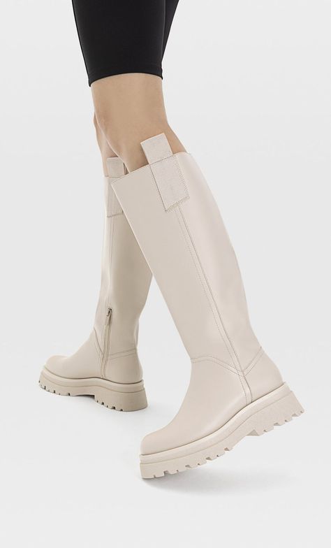 Stradivarius nos acaba de convencer de que este invierno 2020/2021 necesitamos unas botas de agua como estas de caña alta en color crema que acaban de lanzar y que son ideales. White Chunky Boots, Beige Boots, Trending Womens Shoes, High Leg Boots, White Boots, Chunky Boots, Flat Boots, Dream Shoes, Winter Shoes