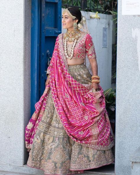 Heavy Dupatta Designs, Bridal Dupatta Designs, Pink Bridal Lehenga, Best Indian Wedding Dresses, Dupatta Designs, Bandhani Dupatta, Heavy Dupatta, Bandhani Dress, Bridal Dupatta