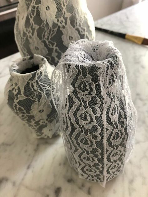 Painted Containers, Thrifted Vases, Lace Vase, Spray Paint Vases, Diy Painted Vases, Crafting Decor, Pottery Barn Halloween, Diy Spray Paint, Easy Diy Decor