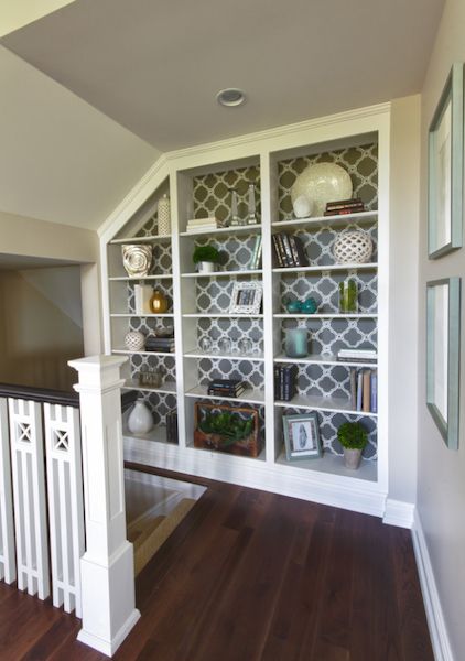 Top Of Stairs, Interior Design Per La Casa, House Of Turquoise, With Wallpaper, Transitional Living Rooms, Built In Bookcase, Design Del Prodotto, Built In Shelves, Built Ins