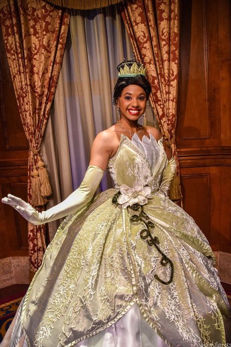 Tiana Tiana Face Character, Princess Tiana Gown, Princess Tiana Dress Gowns, Princess Tiana Cosplay, Tiana Cosplay, Princess Poses, Princess Tiana Dress, Tiana Costume, Tiana Princess