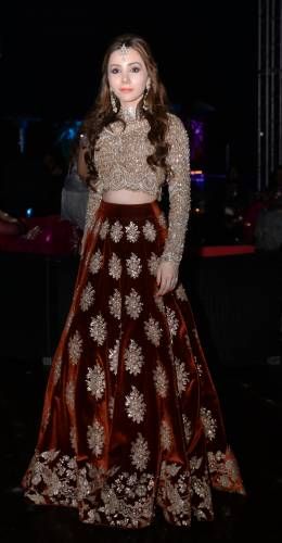 Love this Lehnga Dress, Salwar Kamiz, Indian Bridal Dress, Indian Bridal Wear, Glam Look, Pakistani Bridal Dresses, Pakistani Wedding Dresses, Indian Wedding Outfits, Lehenga Designs