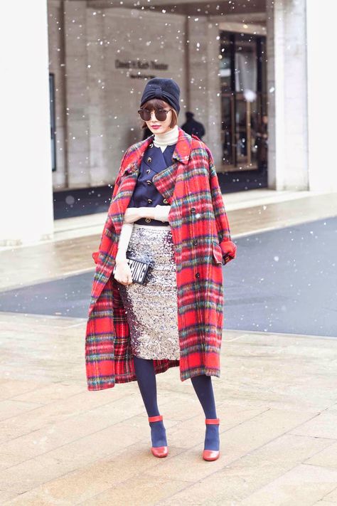 Street Gazing: NYFW F/W 15.... The sequin pencil skirt, tartan pe... Maximalist Style Fashion, Red Plaid Coat, Tartan Fashion, Maximalist Style, Nyfw Street Style, Quirky Fashion, Ny Fashion, Plaid Coat, Nova York