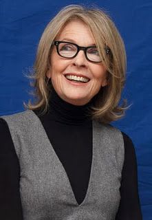 Diane Keaton effortlessly cool Diana Keaton, Jennifer Aniston Glasses, Diane Keaton Hairstyles, Dianne Keaton, Famous Atheists, Old People Love, Late Night Show, Shoulder Hair, Diane Keaton