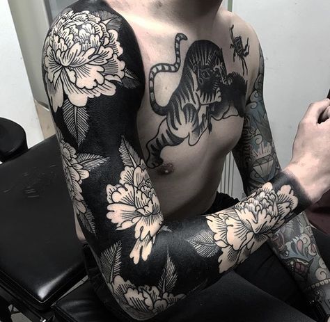 White Flower Tattoos, Herren Hand Tattoos, Black Sleeve Tattoo, Negative Space Tattoo, Shape Tattoo, Floral Tattoo Sleeve, Space Tattoo, Different Tattoos, Feather Tattoos