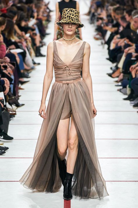 Christian Dior Fall 2019 Ready-to-Wear  by Maria Grazia Chiuri Dior Ready To Wear, Christian Dior Paris, High Fashion Runway, Teddy Boys, Natalia Vodianova, Moda Paris, Women Fashion Edgy, Maria Grazia Chiuri, Dior Fashion