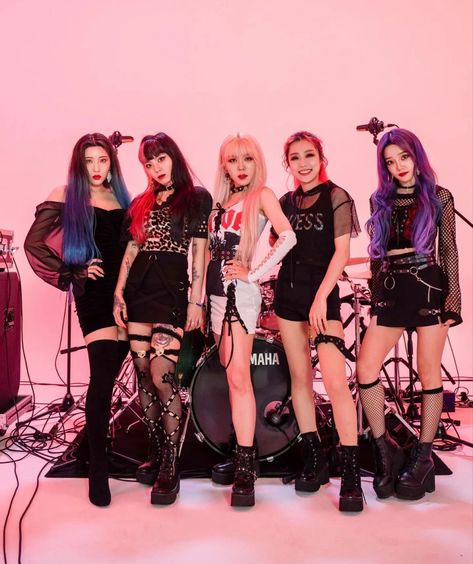 ROLLING QUARTZ | K-ROCK GROUP | MEMBERS: ALL (OT5) | INSTAGRAM AND TWITTER: @rolling_quartz Fearless Photoshoot, Rolling Quartz, 2023 Photo, Women Of Rock, Rock Groups, I'm With The Band, Korean Group, Girls Rock, Korean Singer