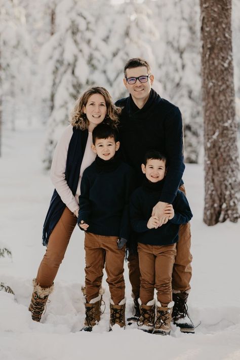 Snow Family Pictures, Winter Family Photoshoot Outfits, Winter Family Photoshoot, Winter Family Pictures, Photos Outside, Winter Family Photos, Snow Photoshoot, Perfect Pictures, Autumn Family Photos