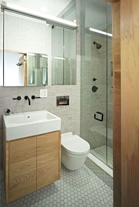 Modern and contemporary decoration of a small bathroom Beautiful Small Bathrooms, Small Apartment Bathroom, Modern Small Bathrooms, Restroom Design, Small Showers, Interior Minimalista, Decor Baie, Bathroom Decorating, 아파트 인테리어