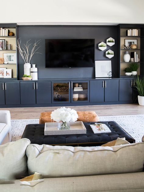 Transitional Family Room, Modern Family Rooms, Built In Shelves Living Room, Small Family Room, Living Tv, Basement Living Rooms, Eclectic Bedroom, Living Room Tv Wall, Family Room Design