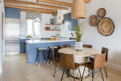 A cozy beach-chic cottage with indoor-outdoor living in Newport Beach Beach Dining Room, Kitchen Peninsula, Beach Dining, Round Pedestal Dining, Round Pedestal Dining Table, Cozy Living Spaces, Kitchen And Dining Room, Beach Cottage Decor, Beach Cottage Style