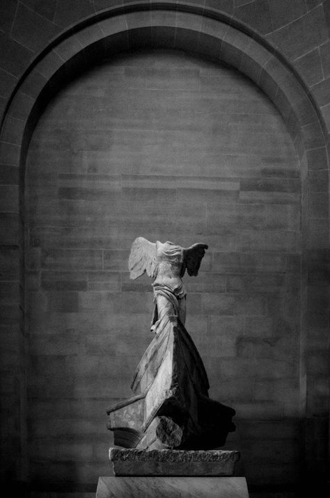 Winged Victory Of Samothrace Wallpaper, Skater Paintings, Statue Black And White, Gray Poster, Aesthetic Statue, Winged Victory Of Samothrace, Dark Academia Wallpaper, Importance Of Art, Winged Victory